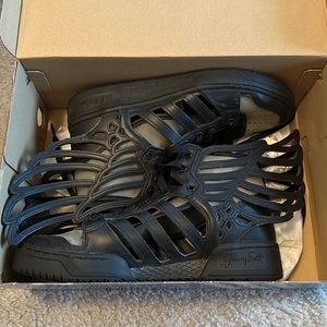 Men’s size 9.5 black Adidas x Jeremy Scott winged sneakers